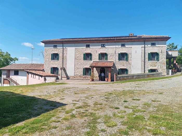 Casa con 10 locali in vendita in Gazzola