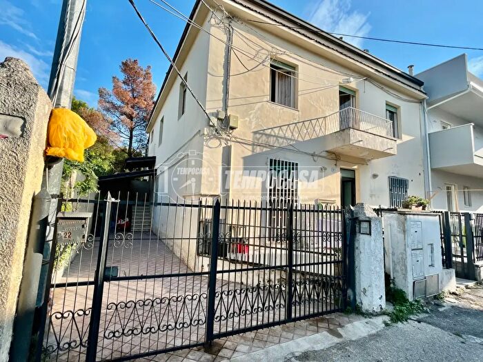 Appartamento con 7 locali in vendita in Via Costantino Barbella, Pescara