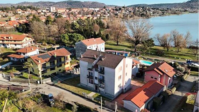 Appartamento trilocale in vendita in Via Aldo Moro, Ternate