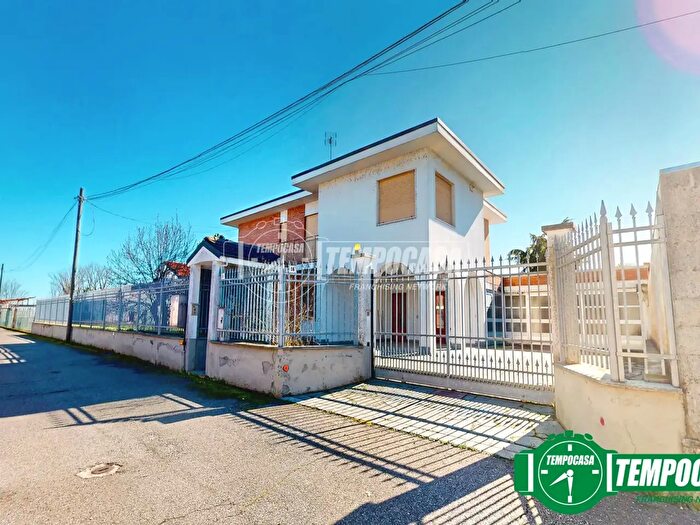 Casa con 8 locali in vendita in Via Porcellana, Alessandria