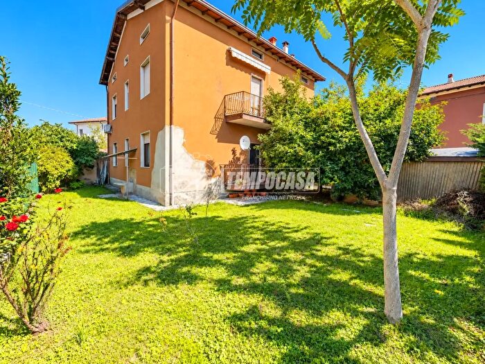 Casa con 6 locali in vendita in Via Gran San Bernardo, Seriate