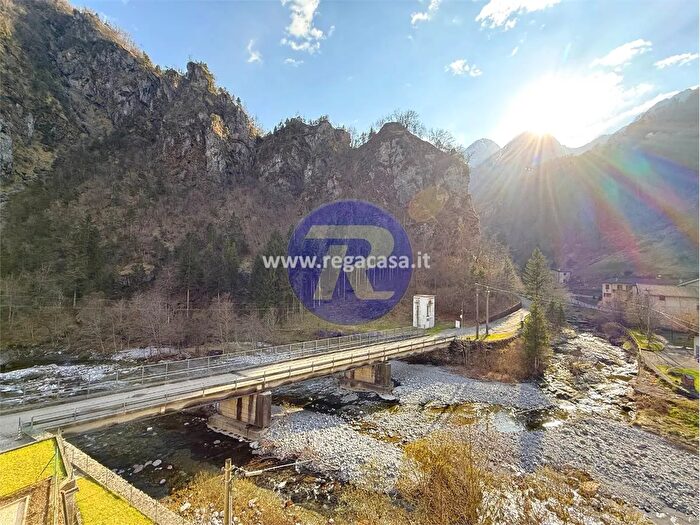 Appartamento con 5 locali in vendita in Via Roma Cassiglio Bg, Cassiglio