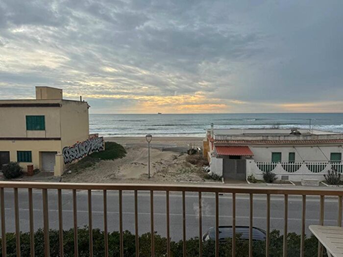 Appartamento trilocale in affitto in Lungomare degli Ardeatini, Marina di Ardea, Ardea