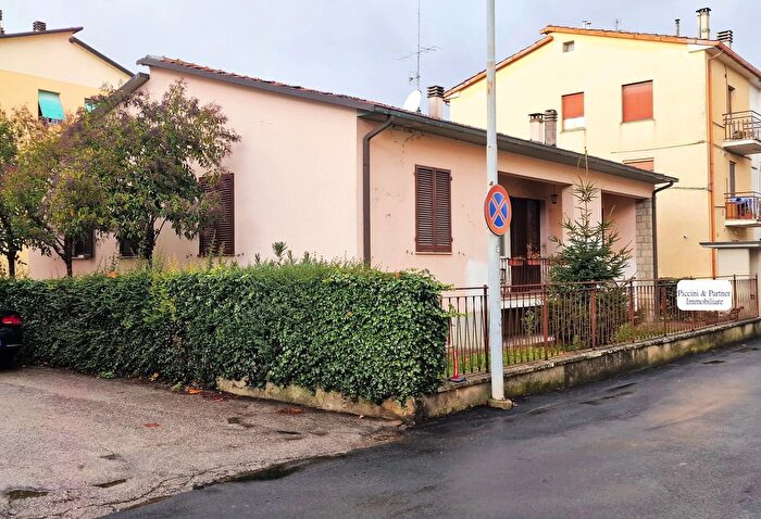 Casa con 9 locali in vendita in Via Papa Celestino, Citta Di Castello