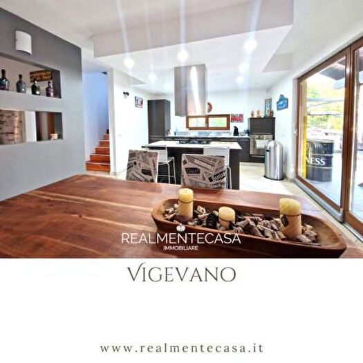 Casa quadrilocale in vendita in Via Vecchia per Cilavegna, Vigevano