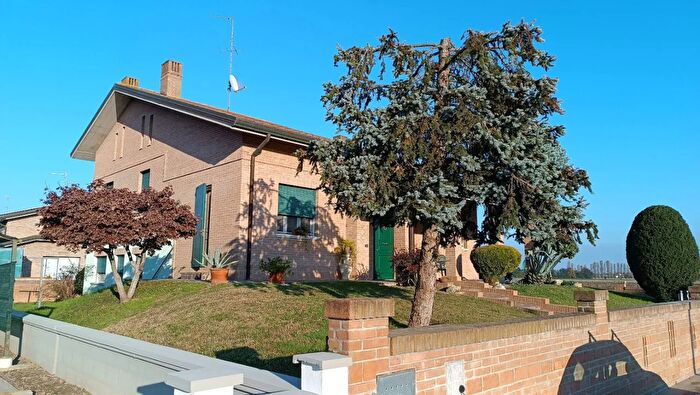 Casa con 9 locali in vendita in Via IV Novembre, Tresignana