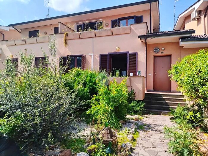 Casa con 8 locali in vendita in Via delle Case Basse, Roma