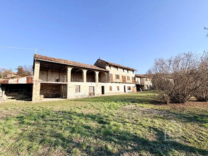 Casa con 8 locali in vendita in Strada Monsimone, Cocconato