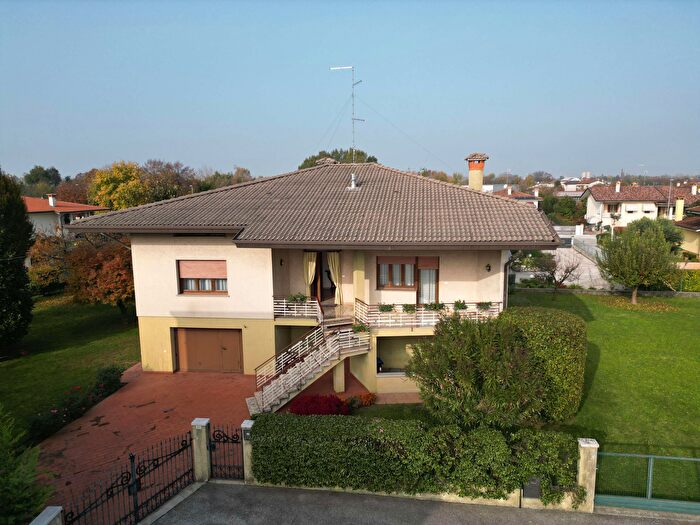 Casa con 10 locali in vendita in Prata Di Pordenone