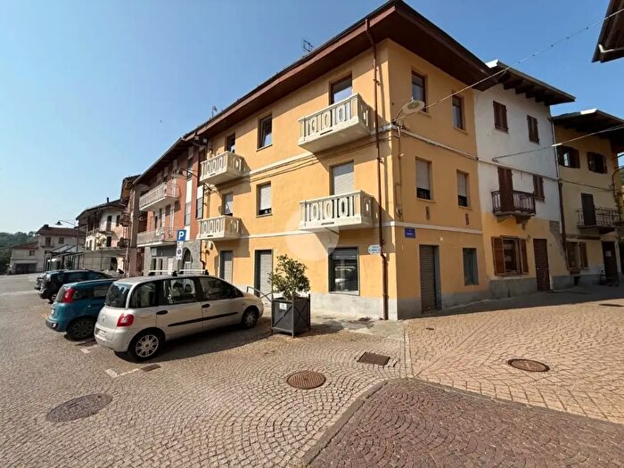 Casa con 7 locali in vendita in Piazza Dr Domenico Osella, Rocca Canavese