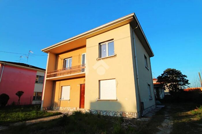 Casa con 5 locali in vendita in Via Villa Inferiore, Suzzara
