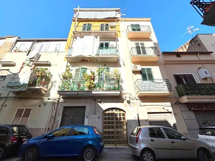 Appartamento trilocale in vendita in Via Vincenzo Littara, Palermo