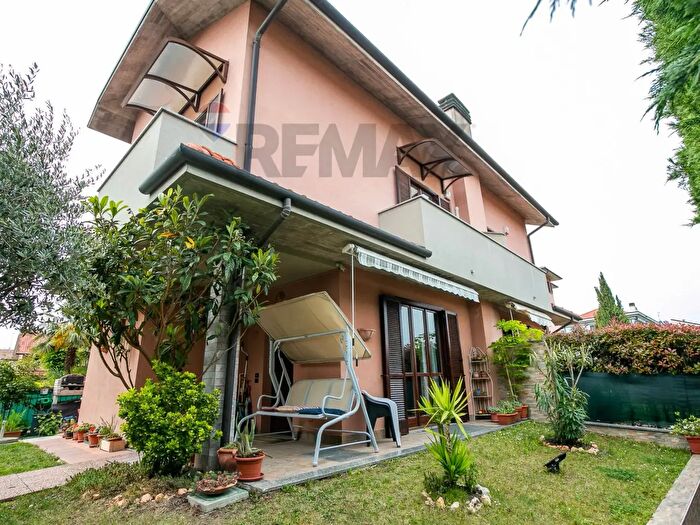 Casa con 5 locali in vendita in Solaro