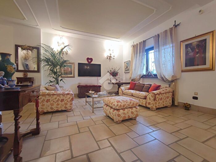 Casa con 6 locali in vendita in Via Raffaele Lepore, Foggia