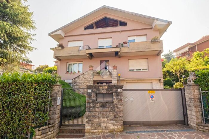 Casa con 10 locali in vendita in Via J F Kennedy, Torre Boldone