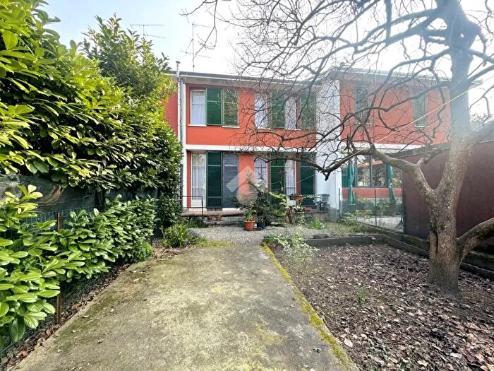 Casa con 5 locali in vendita in Via Villaggio Ina, Cesate