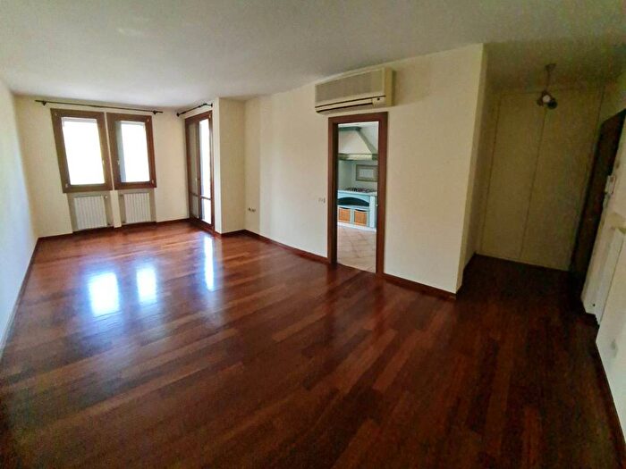 Appartamento quadrilocale in affitto in Piazza del Grano Burchiellati, Treviso