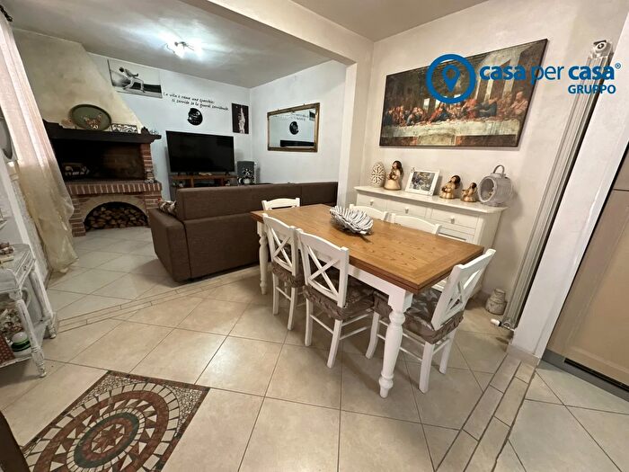 Casa con 5 locali in vendita in Adria