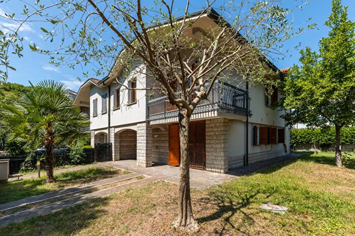 Casa con 8 locali in vendita in Via Brunelli, Lugo