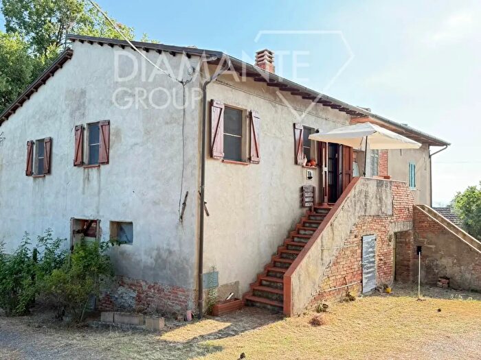 Casa con 10 locali in vendita in Castiglione Del Lago