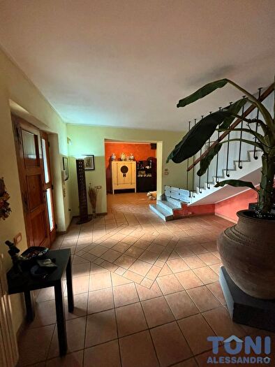 Casa con 8 locali in affitto in Empoli