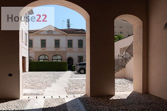 Appartamento con 5 locali in vendita in Contrà Porta Santa Lucia, Vicenza