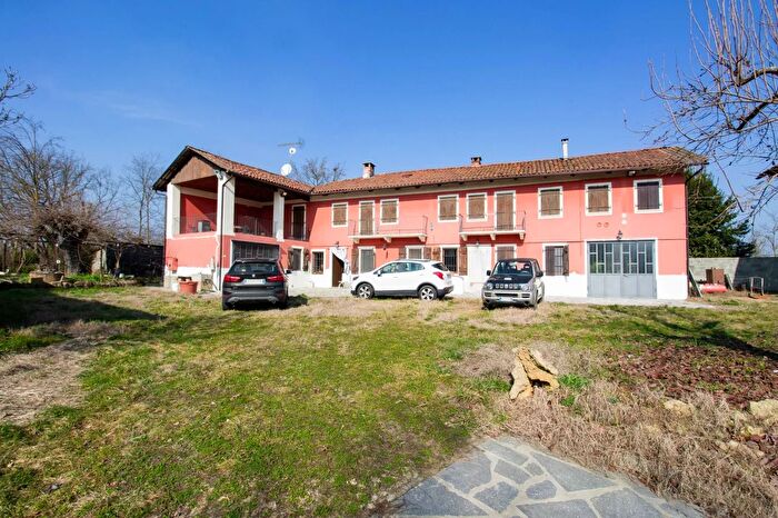 Casa con 8 locali in vendita in Via per Viale, Cortazzone