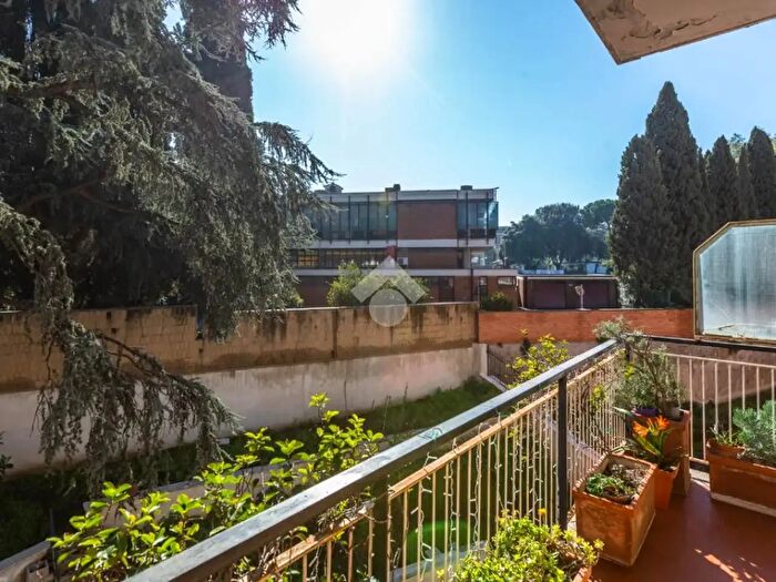 Appartamento trilocale in vendita in Via Gregorio XI, Roma