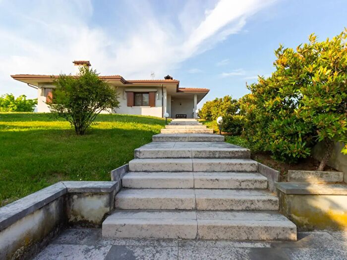 Casa con 6 locali in vendita in Strada Casut B, Sacile