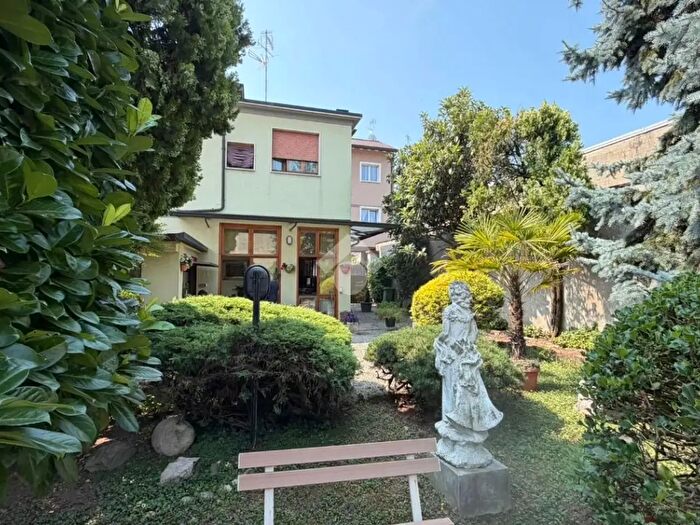 Casa trilocale in vendita in Via Bengasi, Desio