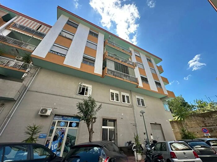 Appartamento con 6 locali in vendita in Via Nuova San Rocco, Napoli