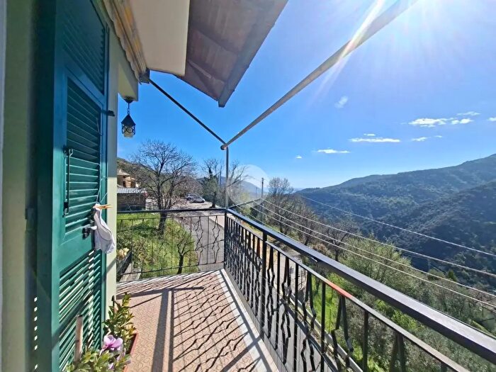 Appartamento con 5 locali in vendita in Via delle Rovere, Avegno