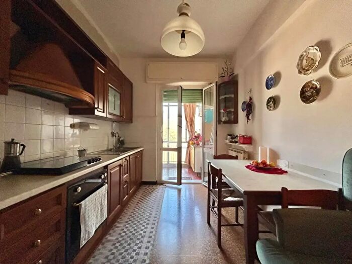 Appartamento trilocale in vendita in Via Firenze, Savona