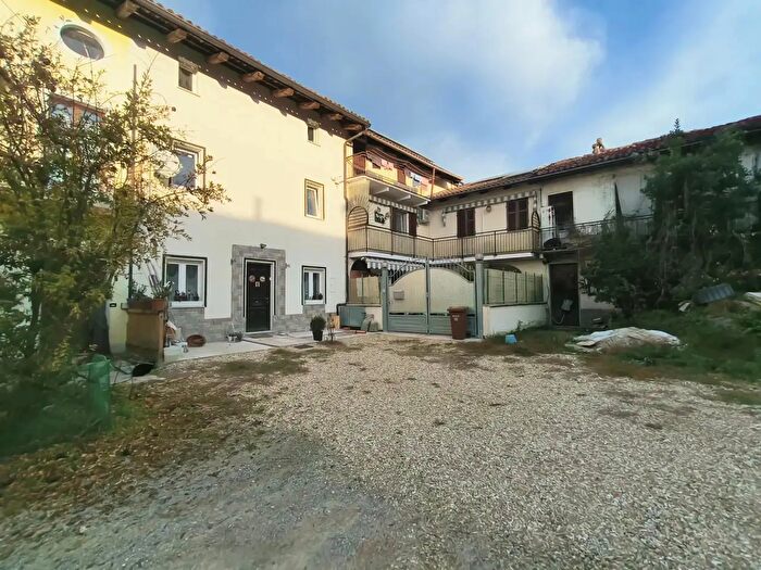 Casa con 5 locali in vendita in Monta