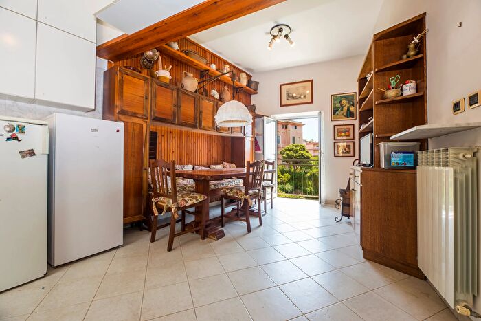 Appartamento con 9 locali in vendita in Via Roberto Sarfatti, Genova