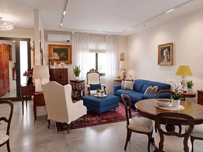 Casa con 8 locali in vendita in Via Andrea Costa, Rimini