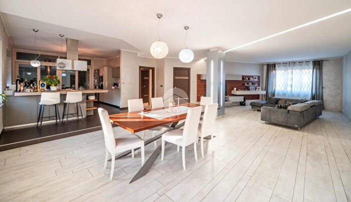 Appartamento con 6 locali in vendita in Via Porporato, Volvera