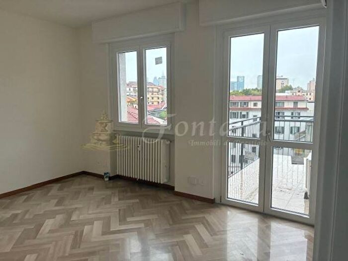 Appartamento trilocale in affitto in Via Achille Maiocchi, Morgagni, Milano