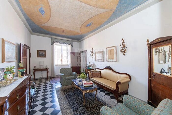 Appartamento con 10 locali in vendita in Siena