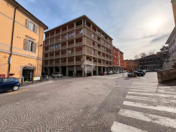 Appartamento con 9 locali in vendita in Piazza Giambattista Miliani, Fabriano