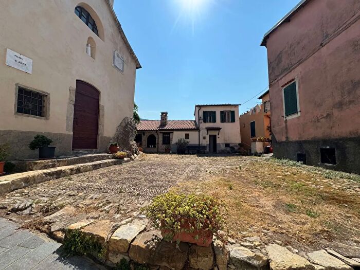 Casa con 7 locali in vendita in Piazza Sant'Anna, Chiusanico