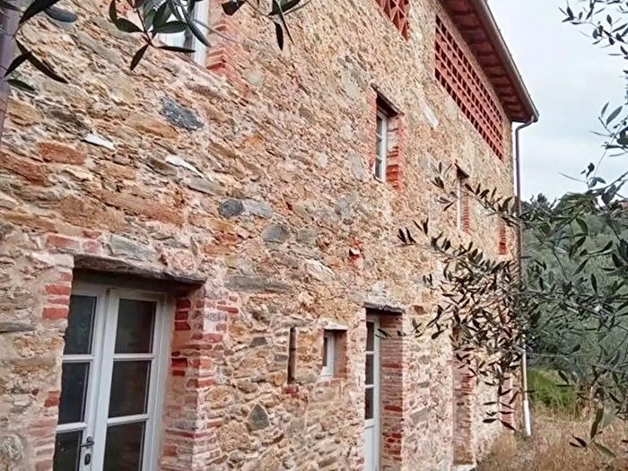 Casa con 7 locali in vendita in Camaiore