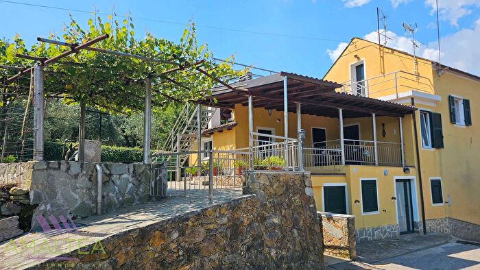 Casa con 5 locali in vendita in Quiliano