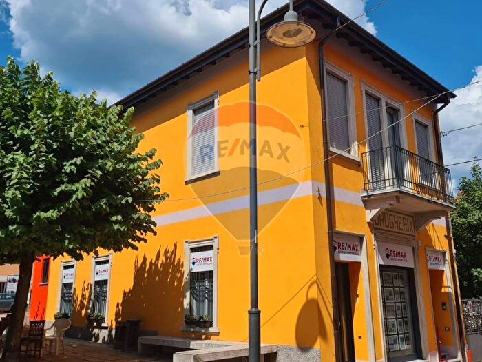 Appartamento trilocale in affitto in Via Roma, Centro, Viggiù