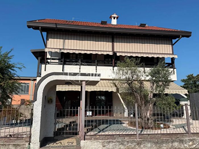 Casa quadrilocale in vendita in Via Salvatore Quasimodo, Carate Brianza