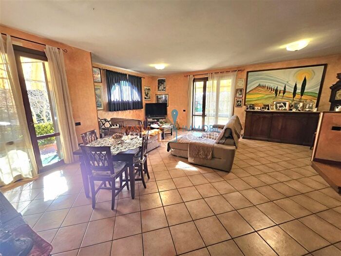 Casa con 8 locali in vendita in Via Godola, Massa