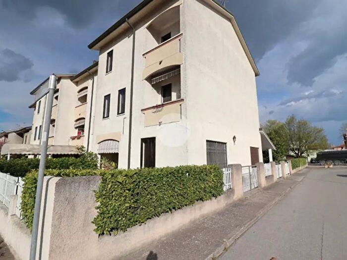 Casa con 6 locali in vendita in Via Basso, Roncoferraro