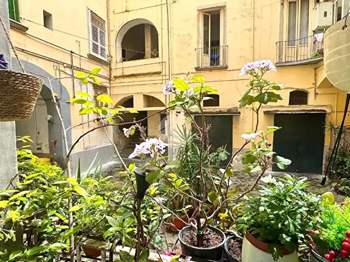 Appartamento trilocale in vendita in Via San Giovanni in Porta, Napoli