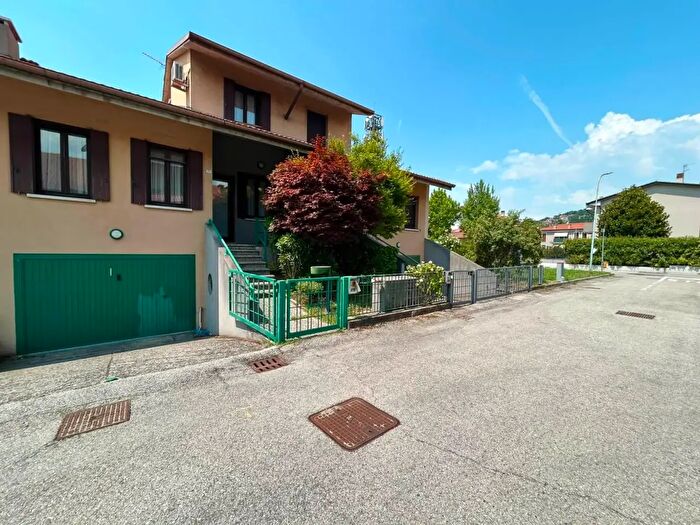 Casa con 8 locali in vendita in Montebello Vicentino