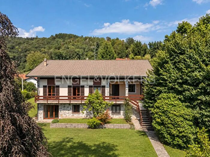 Casa con 10 locali in vendita in Via Monteloso, Armeno